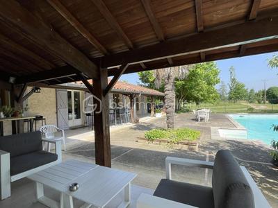 Maison traditionnelle - 270 m² - 7 pièces