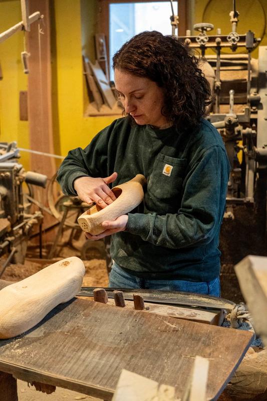 Immersion dans un savoir-faire ancestral à la Saboterie Haeberlé