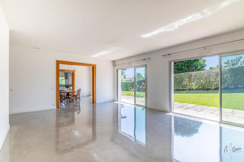 Maison - 329 m² - 8 pièces