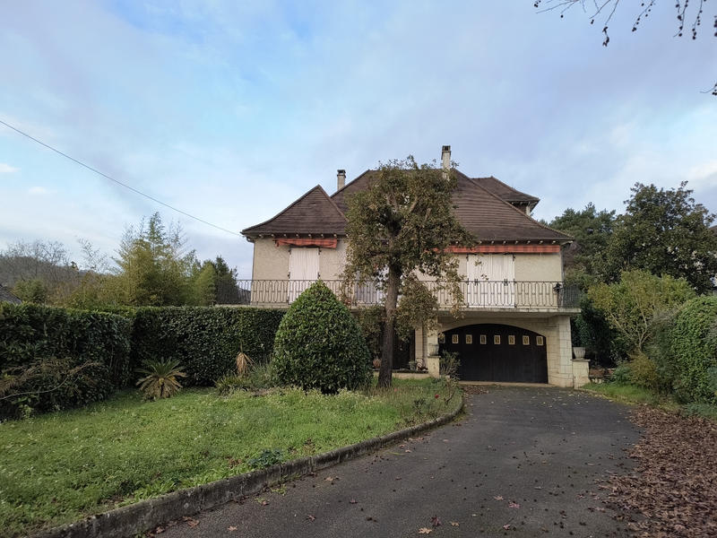 Maison - 196 m² - 9 pièces