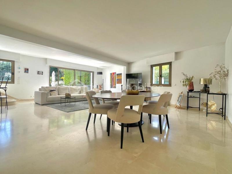 Demeure - 324 m² - 8 pièces