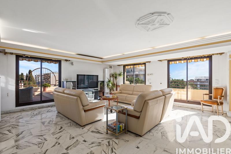 Appartement - 211 m² - 6 pièces