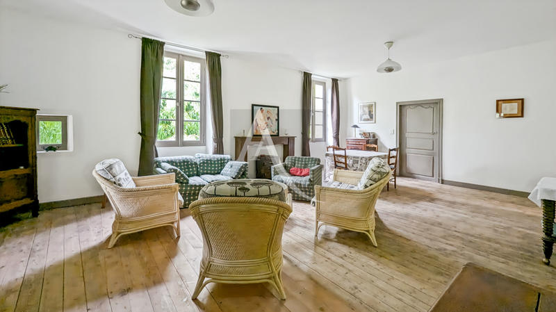 Maison - 260 m² - 10 pièces