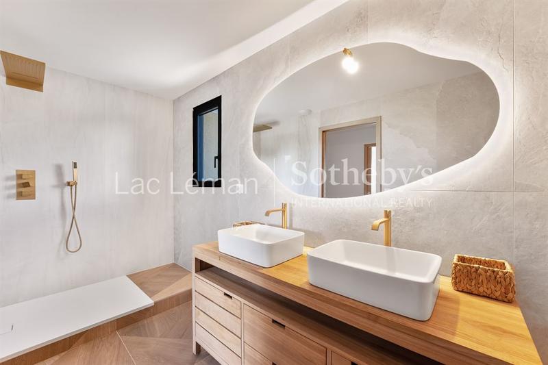 Maison - 210 m² - 6 pièces