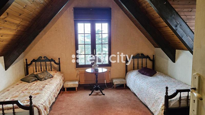 Maison - 233 m² - 8 pièces