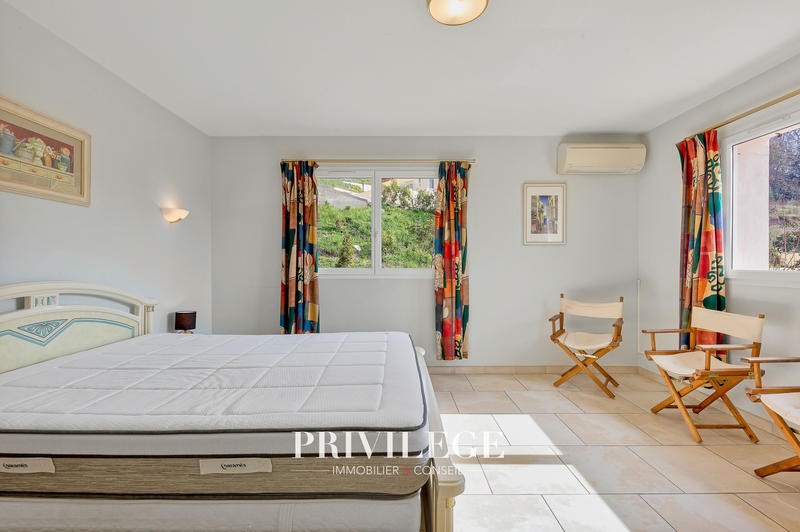 Villa - 240 m² - 8 pièces