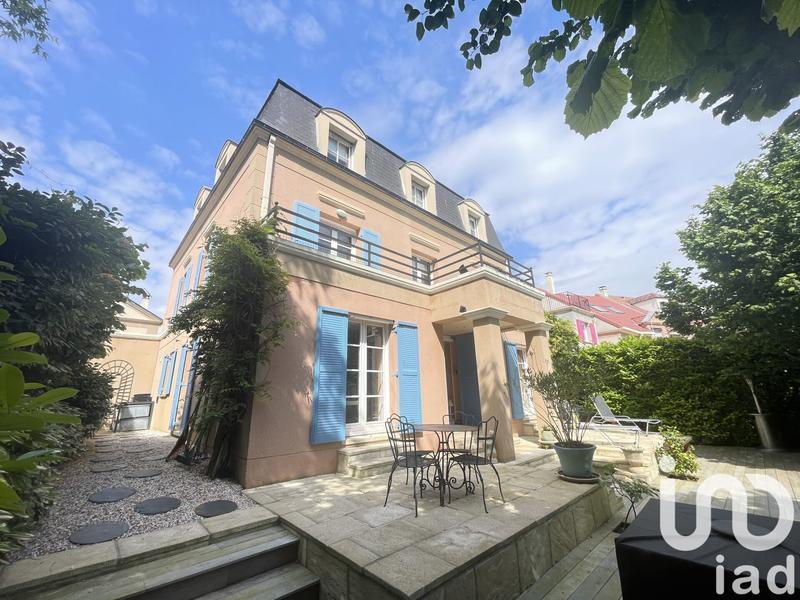 Maison - 213 m² - 8 pièces