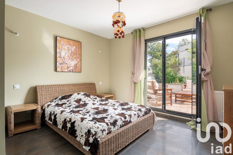 Maison - 220 m² - 7 pièces