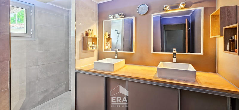 Maison - 280 m² - 8 pièces