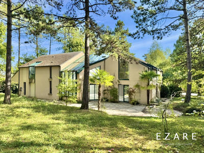 Maison - 256 m² - 8 pièces