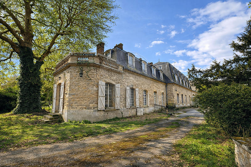 Maison - 1 000 m² - 20 pièces