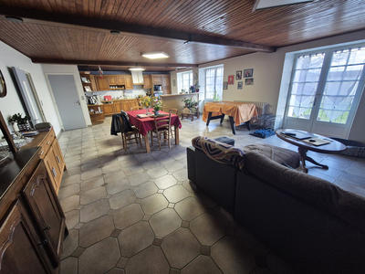 Maison - 250 m² - 8 pièces