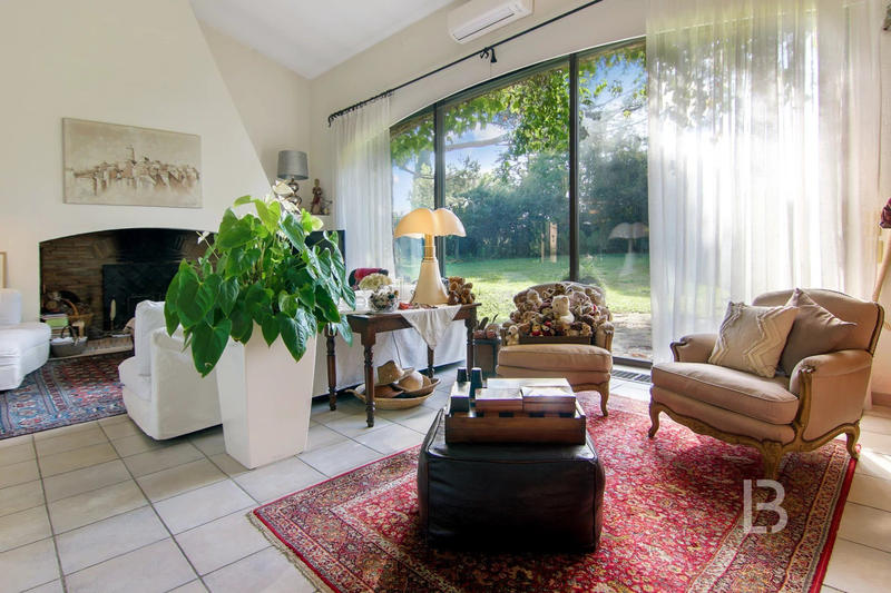 Maison - 250 m² - 7 pièces