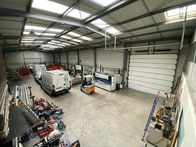 Local d'activité / Entrepôt - 860 m²