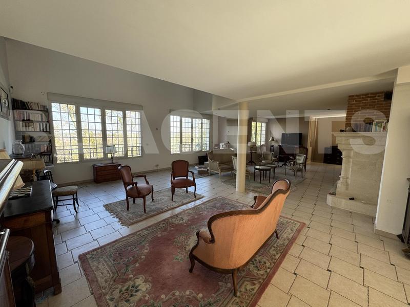 Maison - 300 m² - 8 pièces