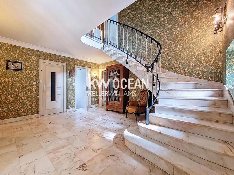 Maison - 213 m² - 8 pièces