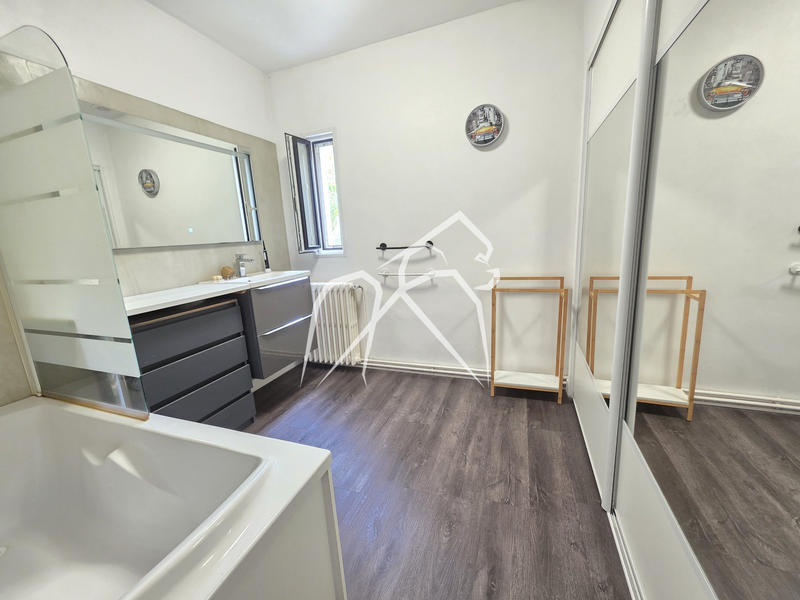 Maison - 220 m² - 7 pièces