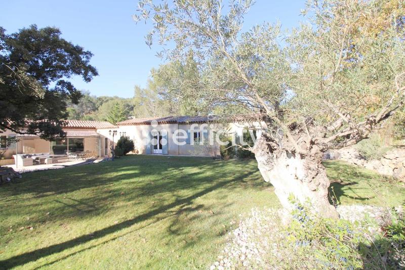 Maison - 238 m² - 8 pièces