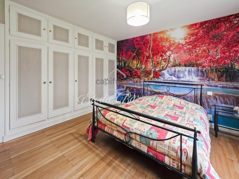 Maison - 225 m² - 10 pièces