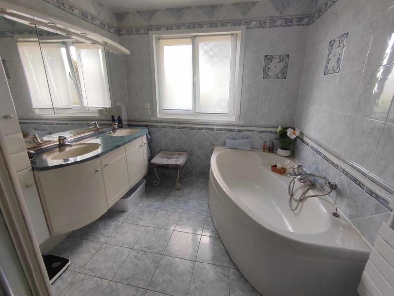 Maison - 169 m² - 8 pièces