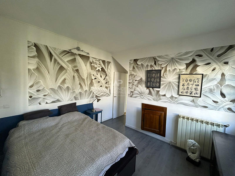 Maison - 215 m² - 9 pièces