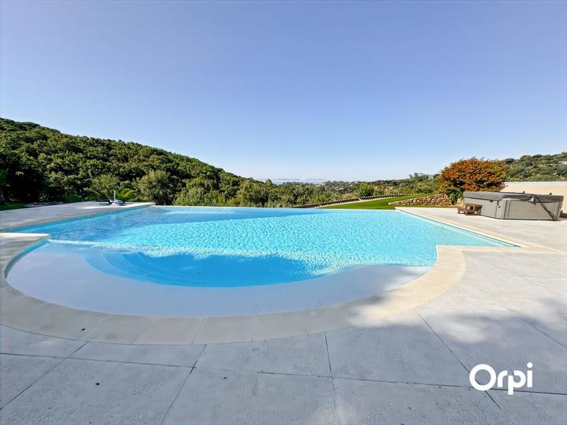 Maison - 373 m² - 6 pièces