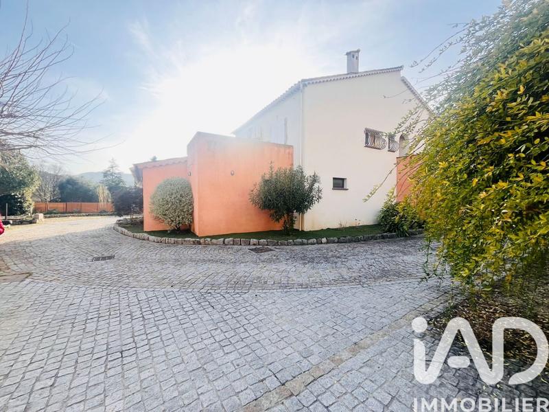 Maison - 245 m² - 12 pièces