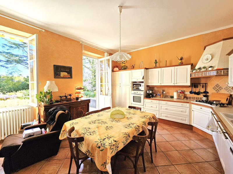 Maison - 302 m² - 8 pièces