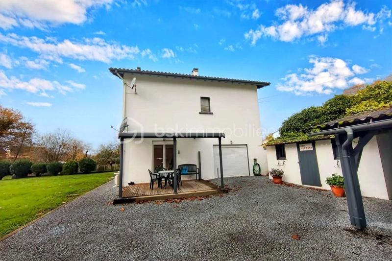 Maison - 215 m² - 8 pièces