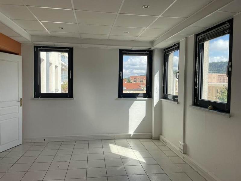 Bureau - 98 m² - 5 pièces