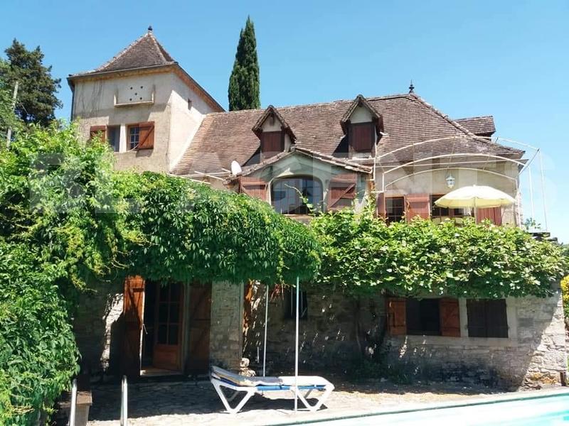 Maison - 257 m² - 11 pièces