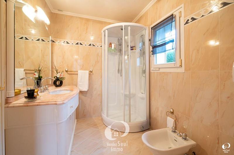 Maison traditionnelle - 274 m² - 8 pièces