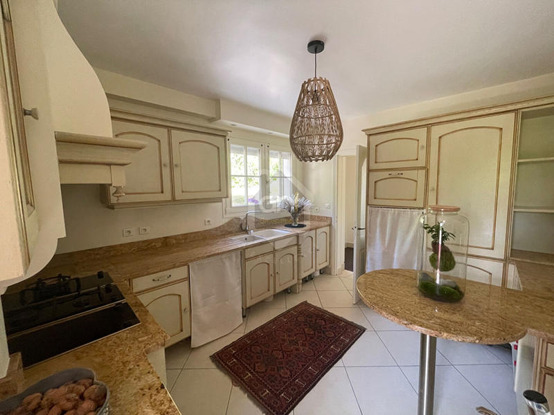 Maison - 270 m² - 8 pièces