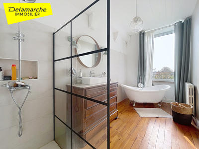 Maison - 249 m² - 9 pièces