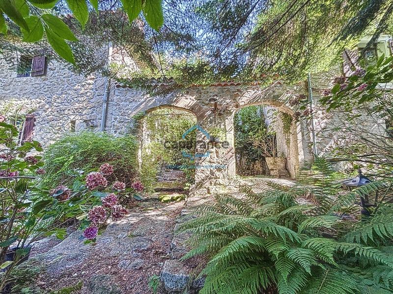 Maison - 330 m² - 10 pièces