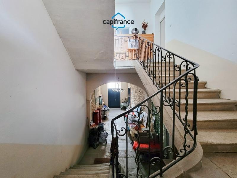 Maison traditionnelle - 252 m² - 10 pièces