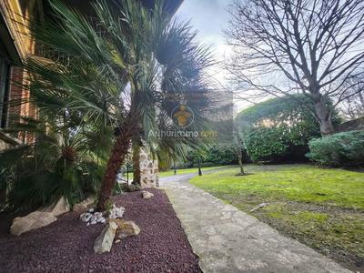 Maison - 254 m² - 10 pièces