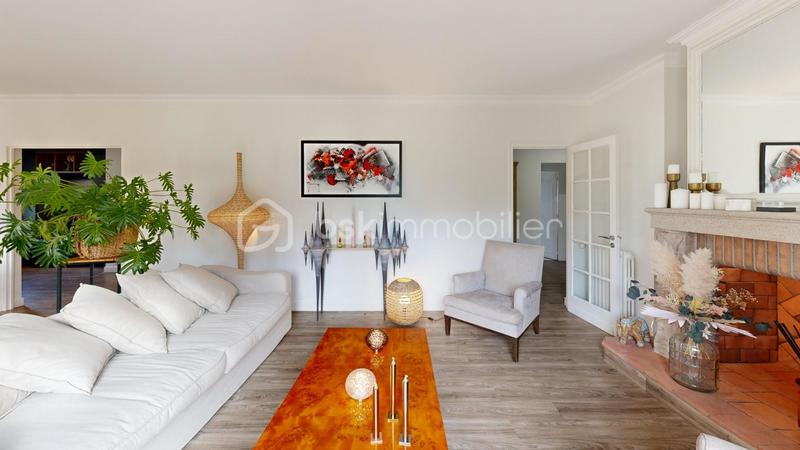 Maison - 213 m² - 8 pièces