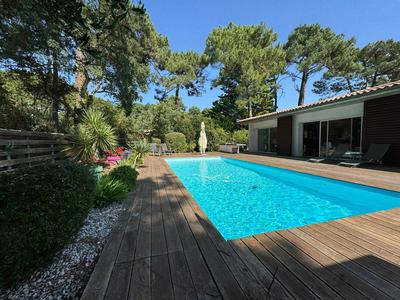 Villa - 242 m² - 8 pièces