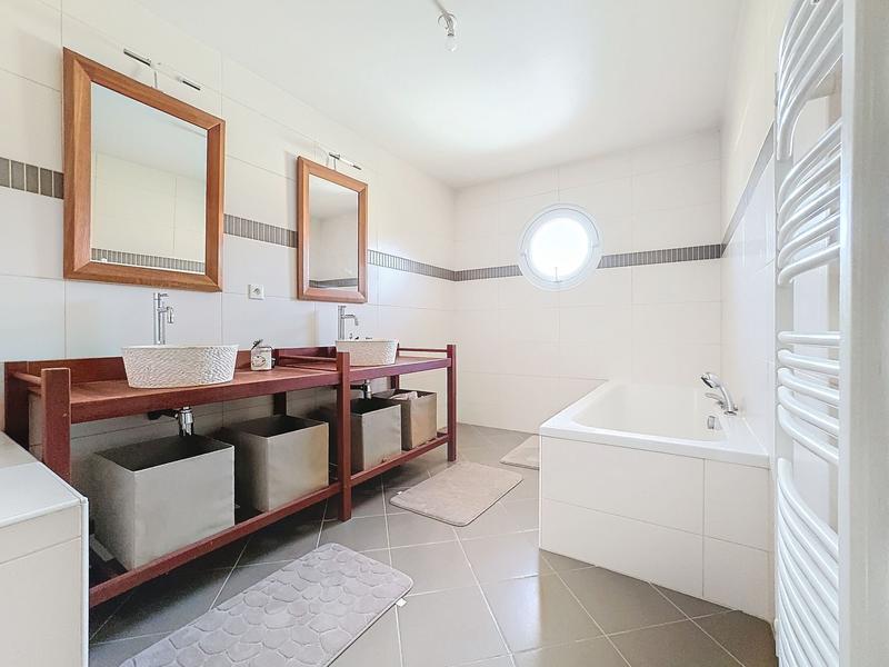 Maison - 284 m² - 7 pièces