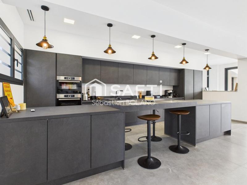 Maison - 250 m² - 6 pièces