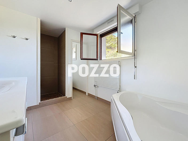 Maison - 280 m² - 9 pièces