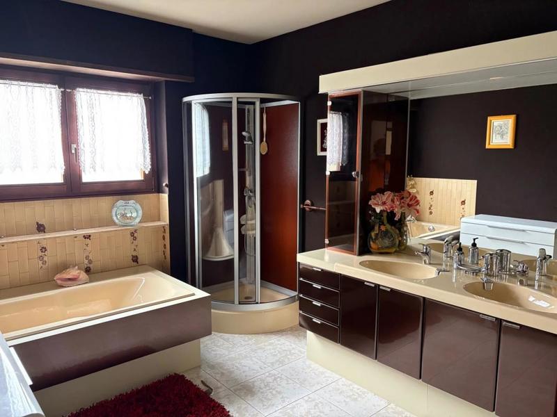 Maison - 250 m² - 6 pièces