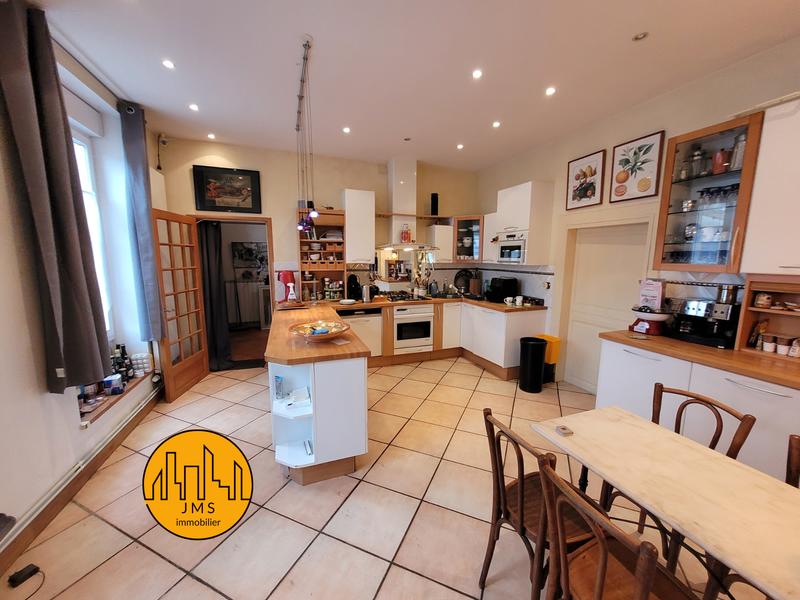 Maison - 275 m² - 11 pièces