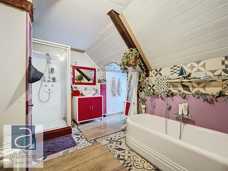 Maison - 202 m² - 7 pièces