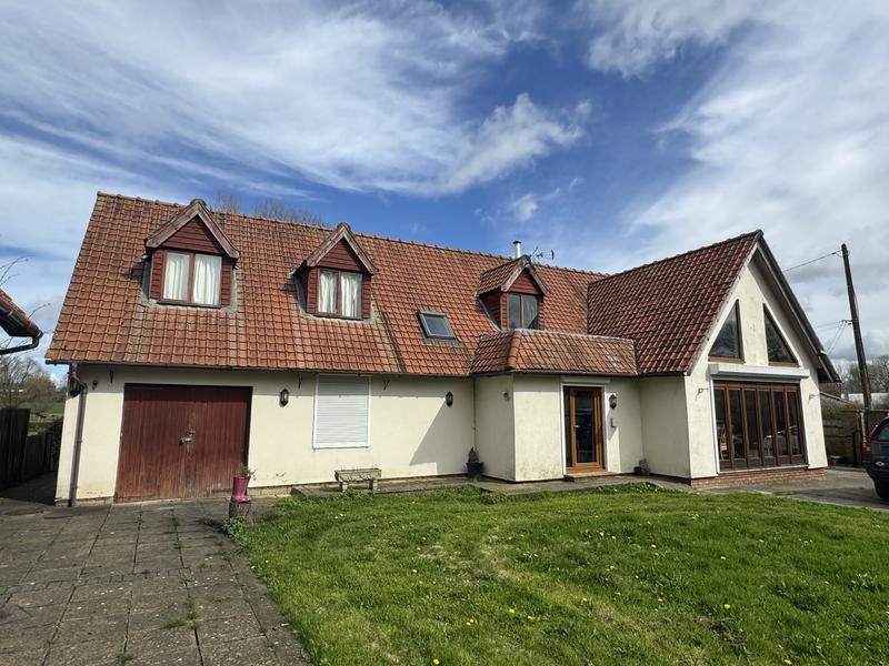 Maison - 285 m² - 15 pièces