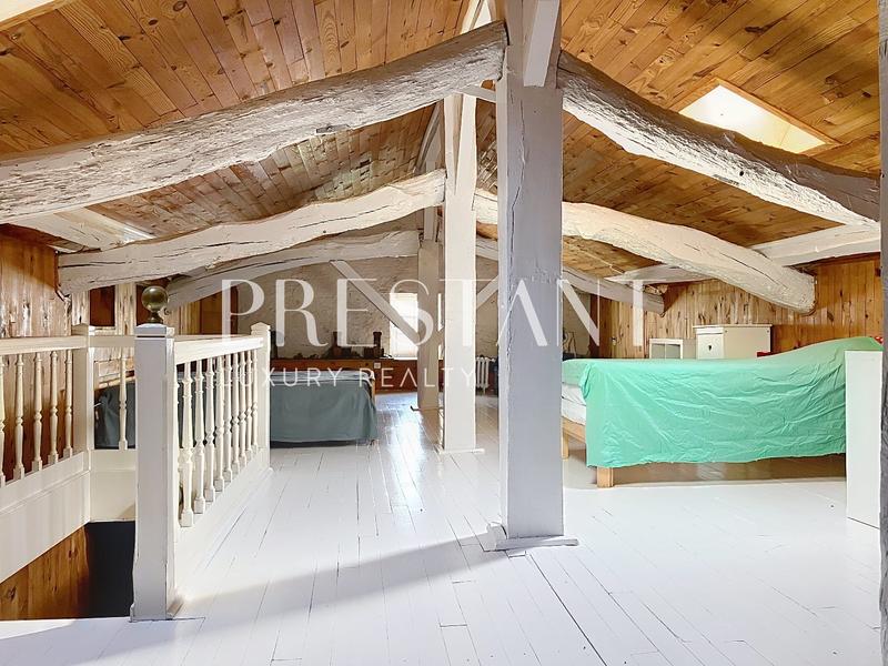 Maison - 415 m² - 10 pièces