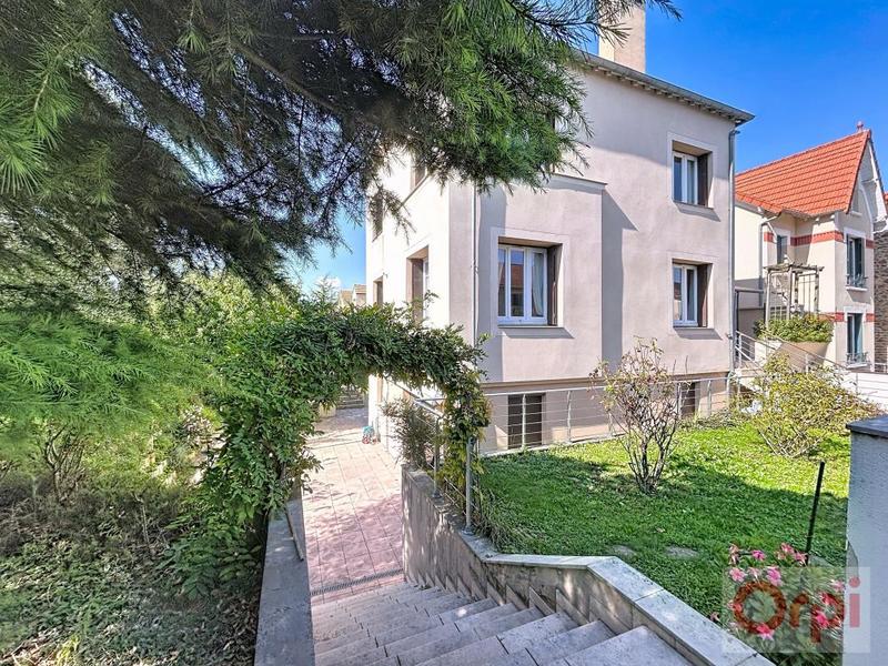 Demeure - 203 m² - 9 pièces