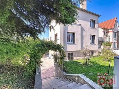 Demeure - 203 m² - 9 pièces