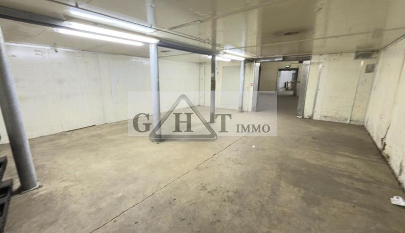 Entrepôt - 1 965 m²